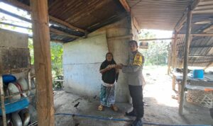 Bhabinkamtibmas Sekotong Giatkan Bantuan Sosial ke Warga Rentan