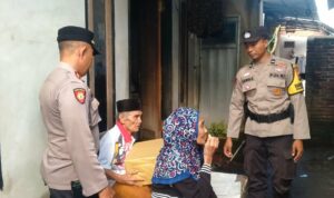 Hari Bhayangkara ke-79, Polsek Kediri Bantu Warga Lansia di Kediri Selatan