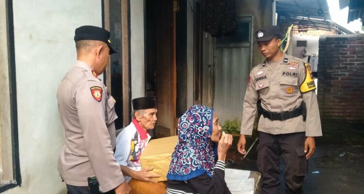 Hari Bhayangkara ke-79, Polsek Kediri Bantu Warga Lansia di Kediri Selatan