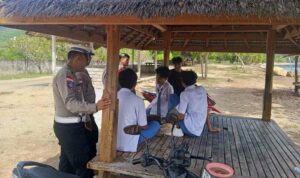 Lombok Barat, NTB – Kepolisian Sektor Sekotong, Polres Lombok Barat, Polda NTB, terus menunjukkan komitmennya dalam menjaga stabilitas keamanan dan ketertiban masyarakat (kamtibmas). Upaya ini diwujudkan melalui giat patroli rutin yang menyasar obyek vital dan obyek wisata, salah satunya Pantai Kemos di Desa Sekotong Barat. Kegiatan ini bertujuan utama untuk mengantisipasi tindak kriminalitas 3C (Curas, Curat, Curanmor) serta berbagai potensi gangguan kamtibmas lainnya. Patroli Rutin Demi Rasa Aman Pengunjung dan Pengelola Wisata Pada Senin, 2 Juni 2025, sekitar pukul 12.30 WITA hingga selesai, Personel Polsek Sekotong melaksanakan patroli intensif di Pantai Kemos yang menjadi salah satu destinasi favorit di wilayah Sekotong menjadi fokus utama kegiatan ini, Senin (2/6/2025). Kapolres Lombok Barat, Polda NTB, AKBP Yasmara Harahap, S.I.K., melalui Kapolsek Sekotong Iptu I Ketut Suriarta, S.H., M.I.Kom., menegaskan bahwa selain pengawasan terhadap potensi tindak kejahatan, patroli juga difokuskan untuk memberikan rasa aman dan nyaman bagi masyarakat serta para pengelola obyek wisata. "Kami secara rutin melaksanakan patroli di obyek vital dan obyek wisata. Ini adalah bentuk kehadiran polisi di tengah masyarakat, memastikan bahwa mereka dapat beraktivitas dengan tenang dan aman," ujar Iptu I Ketut Suriarta, S.H., M.I.Kom., saat ditemui secara terpisah. Kapolsek menambahkan bahwa kegiatan ini bukan hanya sekadar patroli fisik, tetapi juga sebagai sarana komunikasi dua arah antara kepolisian dan masyarakat. Edukasi dan Himbauan untuk Kewaspadaan Bersama Dalam pelaksanaannya, personel Polsek Sekotong tidak hanya melakukan pengawasan, tetapi juga aktif memberikan himbauan kepada masyarakat dan pengelola obyek wisata Pantai Kemos. Himbauan tersebut mencakup pentingnya untuk selalu waspada terhadap lingkungan sekitar dan mewaspadai perubahan cuaca ekstrem yang dapat terjadi kapan saja. Hal ini mengingat wilayah Sekotong yang juga rentan terhadap dampak cuaca tak menentu, khususnya bagi aktivitas di area pantai. "Kami mengingatkan kepada seluruh masyarakat, khususnya pengelola dan pengunjung Pantai Kemos, untuk selalu meningkatkan kewaspadaan. Perhatikan barang bawaan, dan jangan ragu untuk melapor jika melihat hal-hal yang mencurigakan," jelasnya. Selain itu, kolaborasi dan sinergi dengan aparat kepolisian juga terus digalakkan guna menciptakan sitkamtibmas yang benar-benar kondusif. "Keamanan adalah tanggung jawab kita bersama," tegasnya. Respon Positif dari Masyarakat Kehadiran personel kepolisian di lokasi obyek wisata Pantai Kemos secara langsung dirasakan manfaatnya oleh masyarakat. Banyak yang menyambut baik kegiatan patroli ini karena dapat memberikan rasa aman dan nyaman, terutama di tengah potensi keramaian dan peningkatan aktivitas wisata. "Kami sangat senang dengan adanya patroli dari polisi. Rasanya lebih tenang kalau ada bapak-bapak polisi yang berpatroli di sini, apalagi ini kan tempat wisata, jadi bisa mencegah hal-hal yang tidak diinginkan," ungkap salah seorang pengelola warung di Pantai Kemos yang enggan disebutkan namanya. Respon positif ini menjadi indikasi keberhasilan Polsek Sekotong dalam membangun kepercayaan dan kemitraan dengan masyarakat.