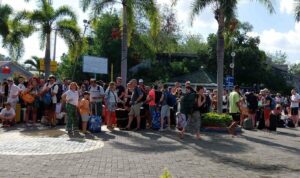 Pelabuhan Lembar Padat Wisatawan Asing, Imbas Penutupan Fast Boat Akibat Cuaca Buruk