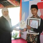 Lombok Barat, NTB – Kepolisian Republik Indonesia (Polri) merayakan ulang tahunnya yang ke-79 pada 1 Juli 2025. Di Lombok Barat, peringatan Hari Bhayangkara kali ini selain dengan menggelar upacara, juga ditandai dengan acara tasyakuran yang penuh makna. Menegaskan kembali komitmen Polri untuk terus meningkatkan kualitas pelayanan kepada masyarakat. Pada Selasa (1/7/2025), suasana di bencingah kantor Bupati Lombok Barat tampak semarak dengan kehadiran para pejabat dan tokoh masyarakat. Acara Tasyakuran Hari Bhayangkara ke-79 ini digelar di Jalan Soekarno-Hatta, Kelurahan Dasan Geres, Kecamatan Gerung, Kabupaten Lombok Barat, menjadi momentum penting. Untuk mempererat sinergitas antara Polri, TNI, pemerintah daerah, dan seluruh elemen masyarakat. Meningkatkan Pelayanan dan Memperkuat Sinergi Dalam sambutannya yang penuh semangat, Kapolres Lombok Barat, AKBP Yasmara Harahap, S.I.K., menyampaikan bahwa Hari Bhayangkara ke-79 mengusung tema ‘Polri untuk Masyarakat’. Menurutnya, tema ini bukan sekadar slogan, melainkan sebuah amanah untuk terus berbenah. "Dalam rangka Hari Bhayangkara ke-79 tahun 2025 dengan tema Polri Untuk Masyarakat, tentunya kita harus meningkatkan kualitas diri sebagai insan Bhayangkara. Untuk melaksanakan pelayanan maksimal kepada masyarakat," ujar AKBP Yasmara. Ia menekankan pentingnya introspeksi diri dan peningkatan kinerja untuk memberikan pelayanan terbaik. "Polri tegak berdiri dan berkomitmen untuk menjadi lebih modern dan terpercaya," tambahnya. Menurut Kapolres, semua upaya ini bertujuan utama untuk menjaga stabilitas keamanan dan ketertiban masyarakat (kamtibmas) di Provinsi NTB agar tetap kondusif. Ia juga menjelaskan bahwa rangkaian kegiatan dalam rangka Hari Bhayangkara di Polres Lombok Barat sudah dimulai sejak awal Juni. Dengan berbagai kegiatan yang menyentuh langsung masyarakat. AKBP Yasmara Harahap juga menyampaikan rasa terima kasihnya kepada semua pihak yang telah mendukung tugas-tugas Polri. "Terima kasih kepada Bapak Bupati yang telah mendukung tugas-tugas kamtibmas. Tidak mungkin kami berjalan sendiri tanpa dukungan dari Pemda dan seluruh elemen masyarakat," tegasnya. Kolaborasi Pemerintah dan Polri untuk Pelayanan Optimal Senada dengan Kapolres, Bupati Lombok Barat, H. Lalu Ahmad Zaini, S. Si., M.T., juga memberikan apresiasi setinggi-tingginya kepada jajaran kepolisian. Dalam pernyataannya, Bupati mengucapkan selamat Hari Bhayangkara dan menekankan pentingnya sinergi antara pemerintah daerah dan Polri. "Atas nama Pemerintah Kabupaten Lombok Barat, kami menyampaikan dirgahayu Kepolisian," kata Bupati Lalu Ahmad Zaini. "Sinergitas dan kolaborasi akan terus kita tingkatkan agar pelayanan kepada masyarakat akan terus dapat dioptimalkan,” imbuhnya. Pernyataan ini menunjukkan komitmen kuat dari pemerintah daerah untuk terus bekerja sama dengan Polri demi kesejahteraan dan keamanan masyarakat Lombok Barat. Momen Kebersamaan dan Apresiasi Setelah sambutan, acara dilanjutkan dengan momen simbolis pemotongan kue dan tumpeng. Kapolres Lombok Barat bersama Ibu Ketua Bhayangkari, Bupati Lombok Barat, perwakilan Dandim 1606, Wakil Bupati, Sekda, dan Ketua DPRD secara bersama-sama melakukan pemotongan tumpeng, melambangkan kebersamaan dan rasa syukur. Kemeriahan acara juga terasa saat pembacaan dan penyerahan hadiah bagi para pemenang lomba-lomba yang diselenggarakan dalam rangka memeriahkan Hari Bhayangkara ke-79. Berbagai lomba tersebut tidak hanya menjadi ajang silaturahmi, tetapi juga menunjukkan partisipasi aktif masyarakat dalam perayaan hari jadi korps Bhayangkara. Peringatan Hari Bhayangkara ke-79 ini menjadi momentum refleksi bagi seluruh jajaran Polres Lombok Barat untuk terus berbenah dan meningkatkan kualitas diri. Turut hadir pula dalam acara ini, Ketua Cabang Bhayangkari Lombok Barat, Ny. Citra Yasmara, bersama jajaran pengurus. Serta perwakilan dari Kodim 1606 Mataram, Letkol Inf. Abdul Haris S.H. M.H. Selain itu, hadir pula Wakil Bupati Lombok Barat, Hj. Nurul Adha, S.THI, Sekda Kabupaten Lombok Barat, H. Ilham S.Pd M.Pd., Ketua DPRD Kabupaten Lombok Barat, Lalu Ivan Indaryadi, serta perwakilan dari Pengadilan Negeri Mataram dan Kejaksaan Negeri Mataram. Kehadiran para pimpinan OPD, tokoh agama, tokoh masyarakat, dan tokoh adat menunjukkan soliditas dukungan terhadap tugas-tugas kepolisian.
