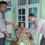 Polri Hadir untuk Masyarakat: Bantuan Tongkat Disalurkan di Desa Lembar Selatan, Lombok Barat