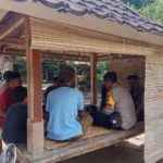 Bhabinkamtibmas Sekotong Gencar Edukasi Manfaatkan Pekarangan untuk Ketahanan Pangan