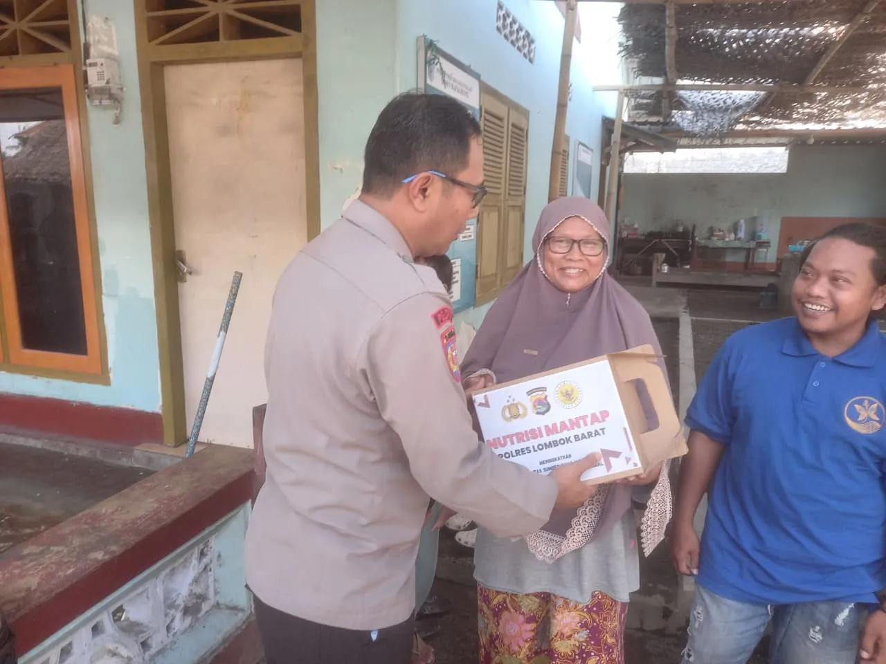 Polri Peduli Gizi: Nutrisi Mantap Hangatkan Hati Warga Labuapi