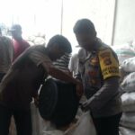 Jaga Kualitas, Polri Bantu Petani Lombok Barat Pipil Jagung